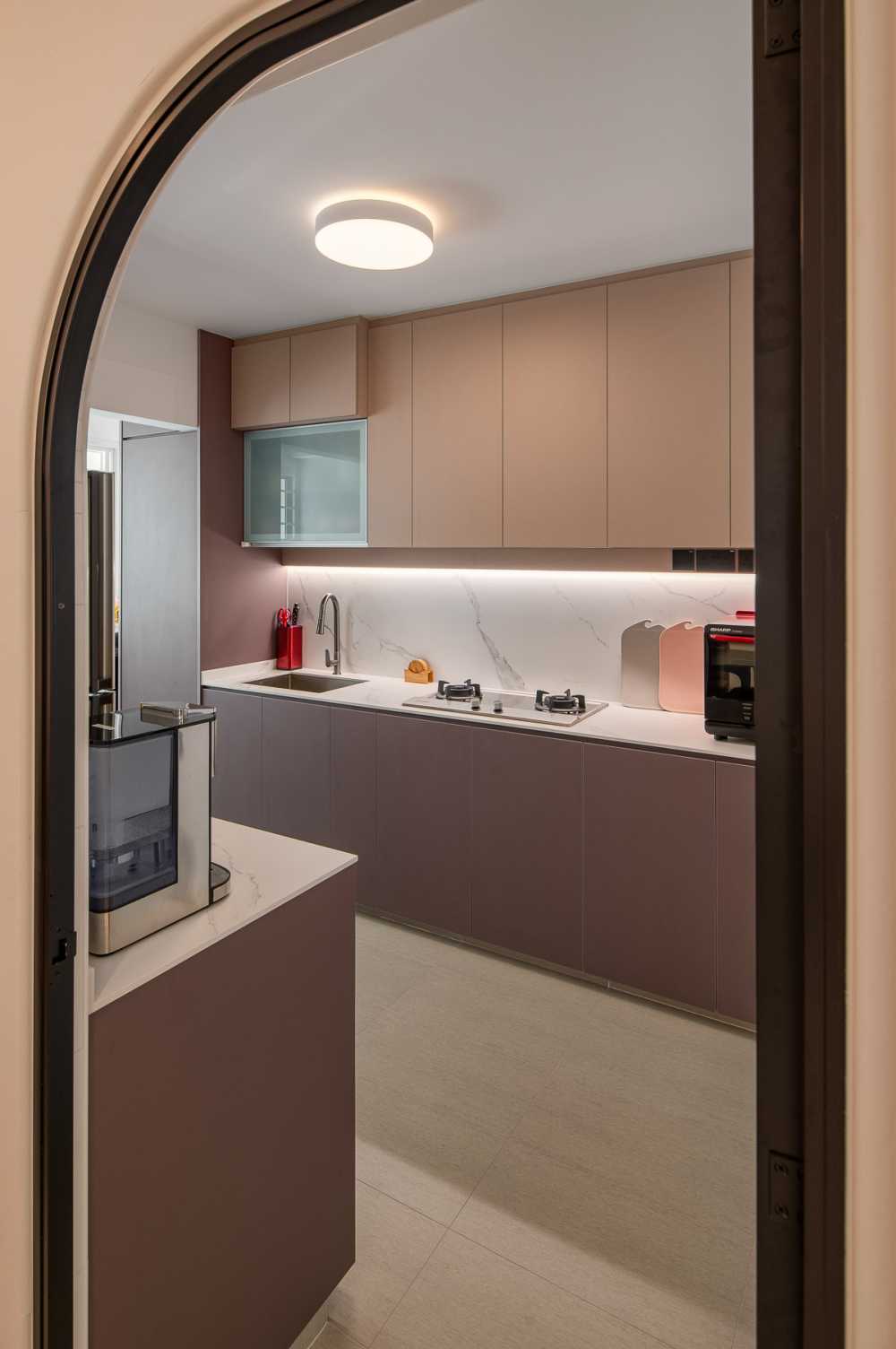 Contemporary Kitchen with Homogeneous Tiles and Kitchen Backsplash