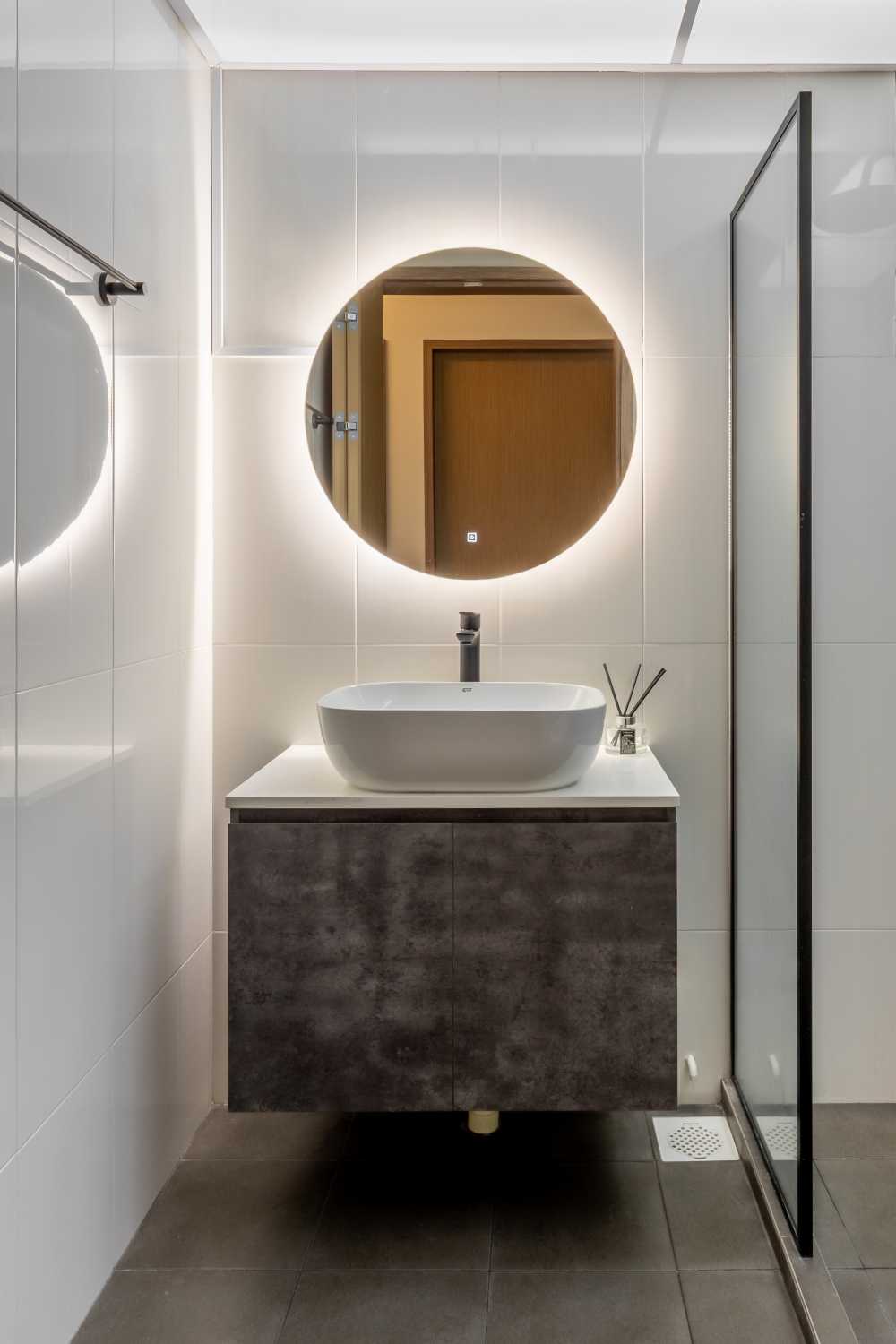 Modern Bathroom with Mirror and Bathroom Storage