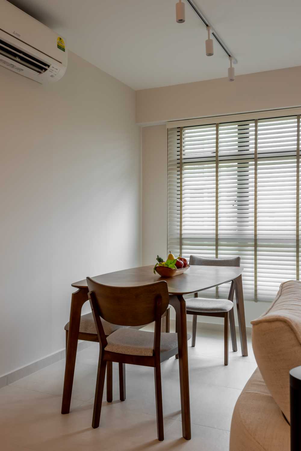 Modern Dining Room with Dining Table and Dining Chairs