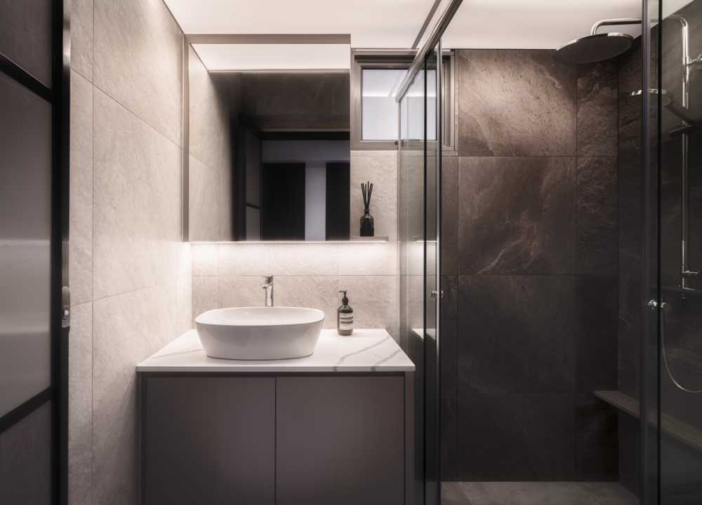 Contemporary Bathroom with Mirror and Rainshower