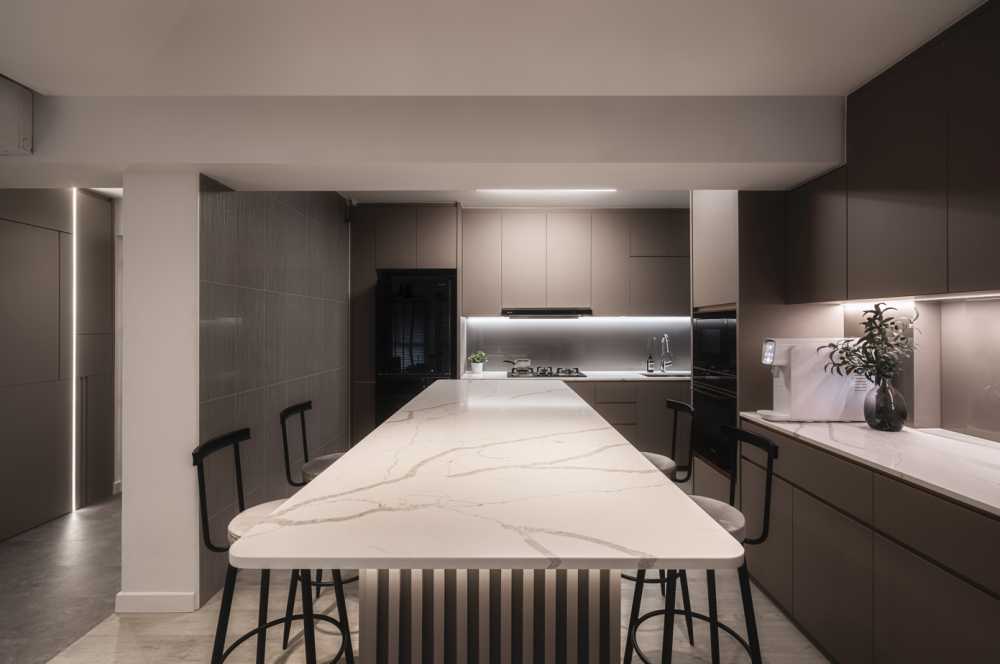 Contemporary Dining Room with Dining Table and Dining Chairs