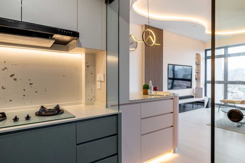 Modern Kitchen with Kitchen Tap and Kitchen Cabinets