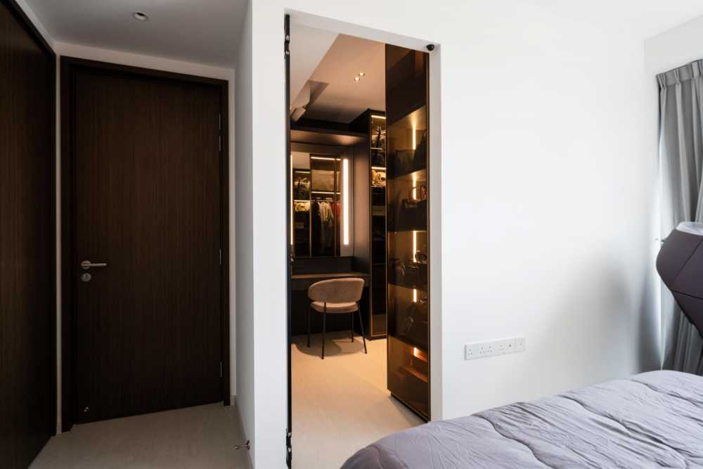 Modern Walk-in Wardrobe with Mirror and Wardrobe