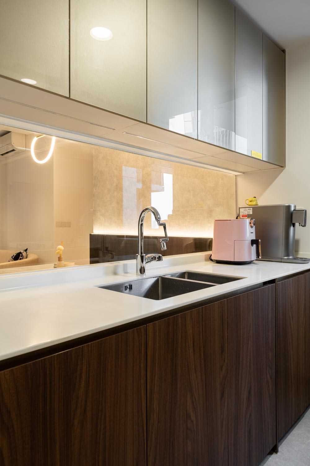 Modern Kitchen with Wood Flooring and Kitchen Window
