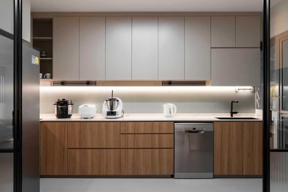 Modern Kitchen with Vinyl Flooring and Homogeneous Tiles