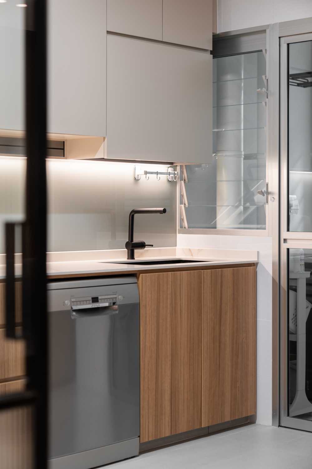 Modern Kitchen with Open Kitchen and Kitchen Backsplash