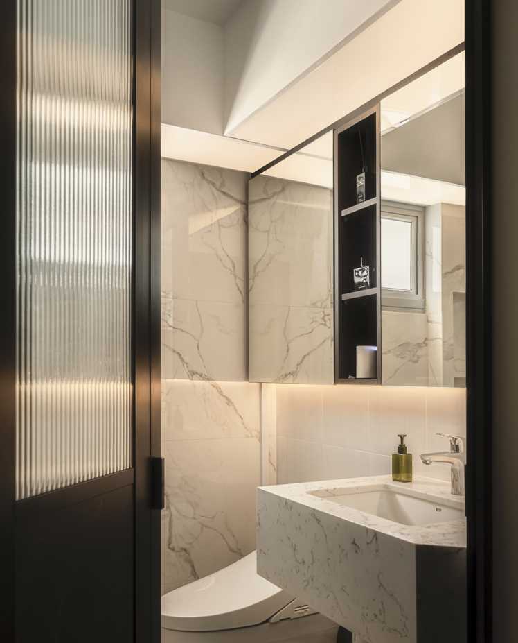 Contemporary Bathroom with Mirror and Bathroom Storage