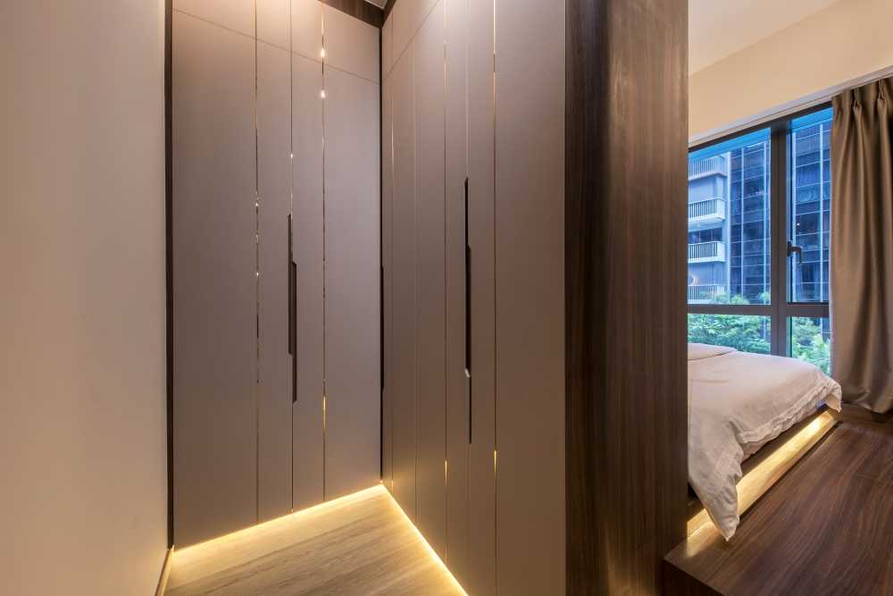 Contemporary Walk-in Wardrobe with Wardrobe and Small Storage