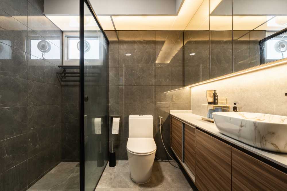 Scandinavian Bathroom with Mirror and Bathroom Storage