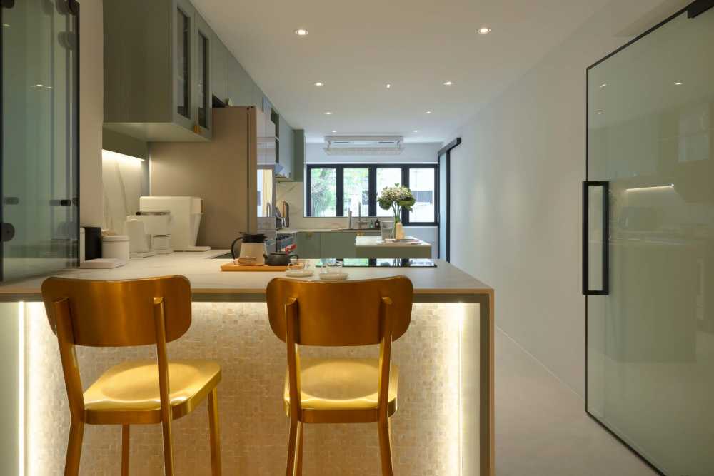 Contemporary Kitchen with Countertop and Homogeneous Tiles