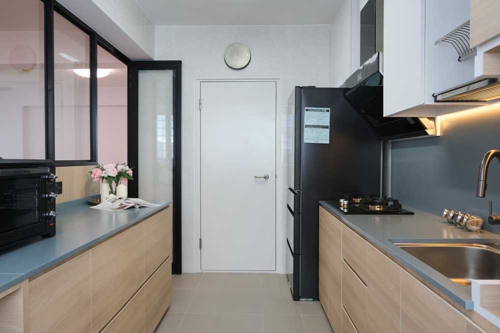Contemporary Kitchen with Countertop and Kitchen Backsplash