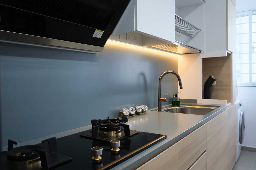 Contemporary Kitchen with Countertop and Kitchen Accessories