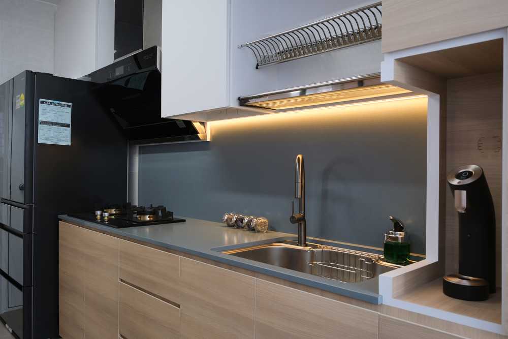Contemporary Kitchen with Countertop and Kitchen Backsplash