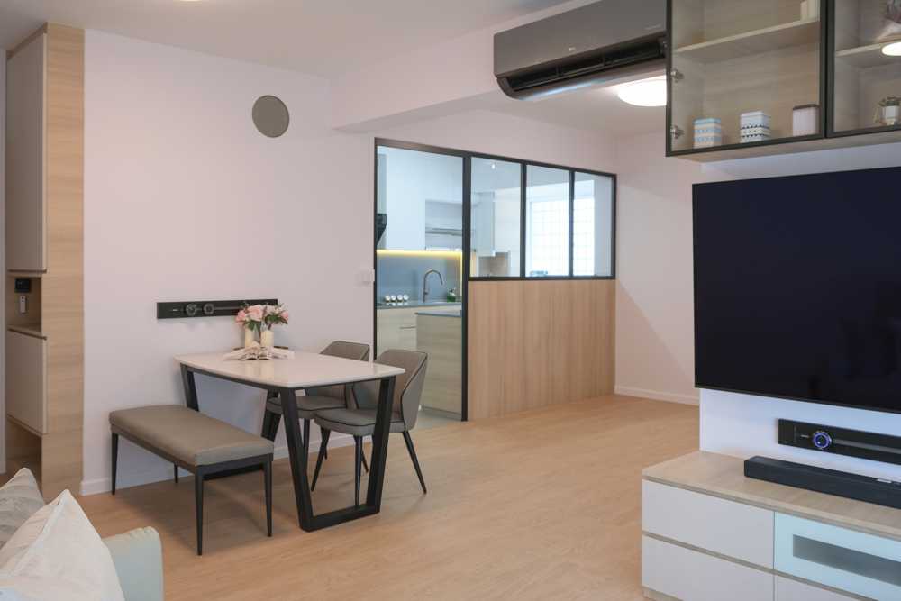 Contemporary Dining Room with Dining Table and Dining Chairs