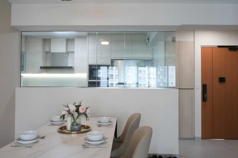 Contemporary Dining Room with Dining Table and Dining Chairs