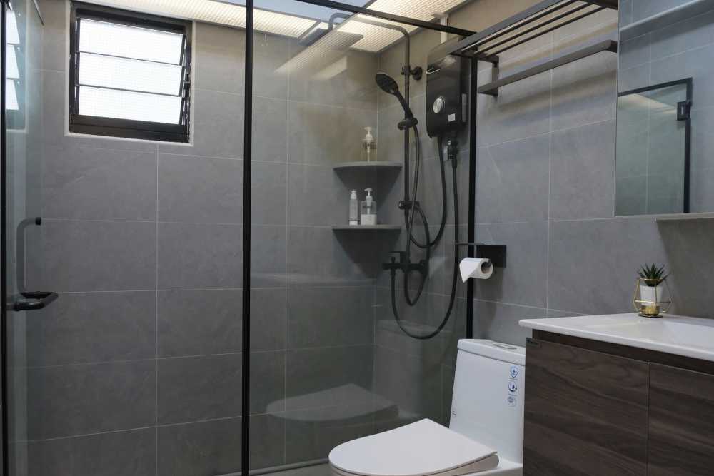 Contemporary Bathroom with Homogeneous Tiles and Mirror