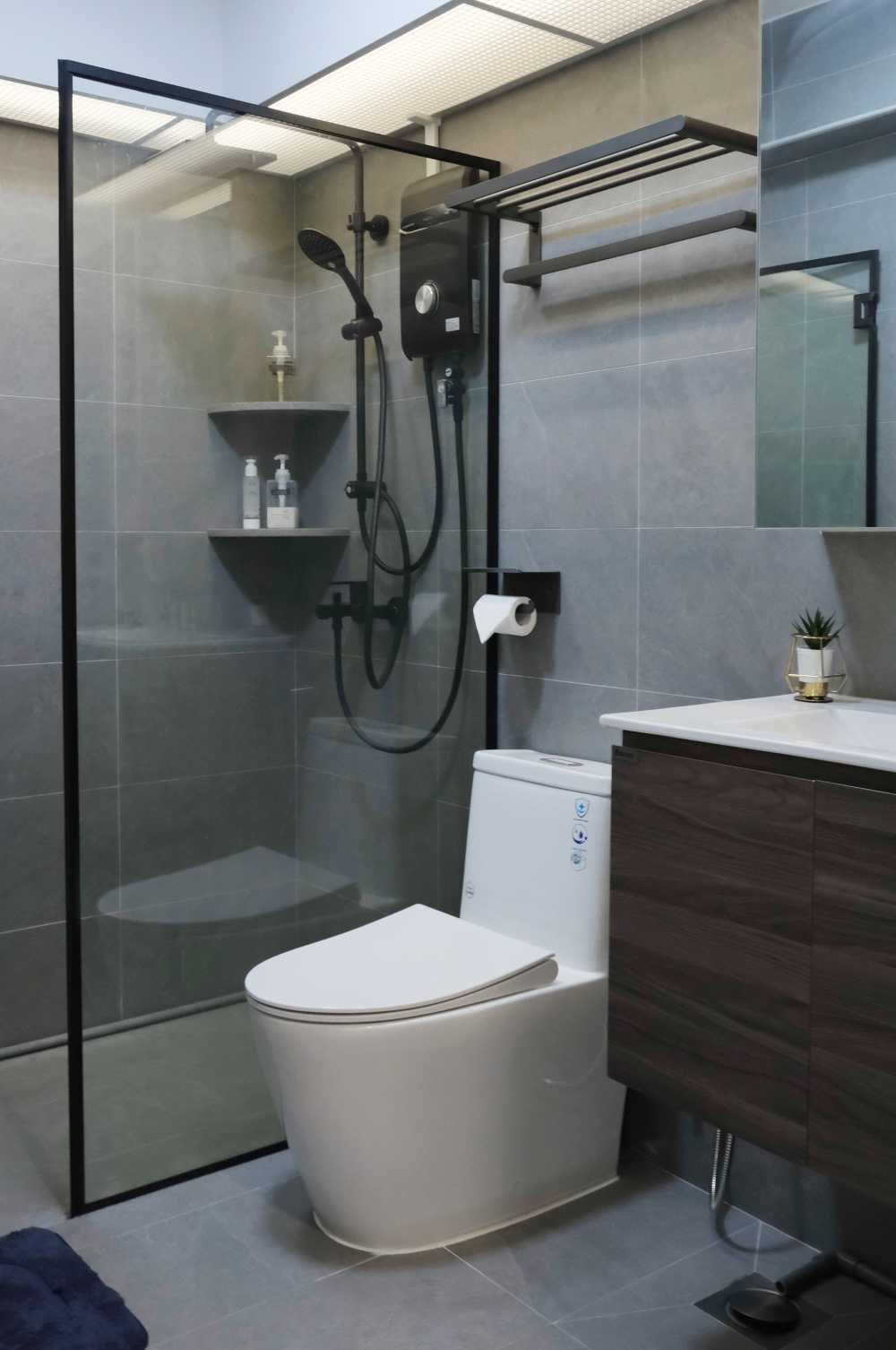 Contemporary Bathroom with Homogeneous Tiles and Mirror