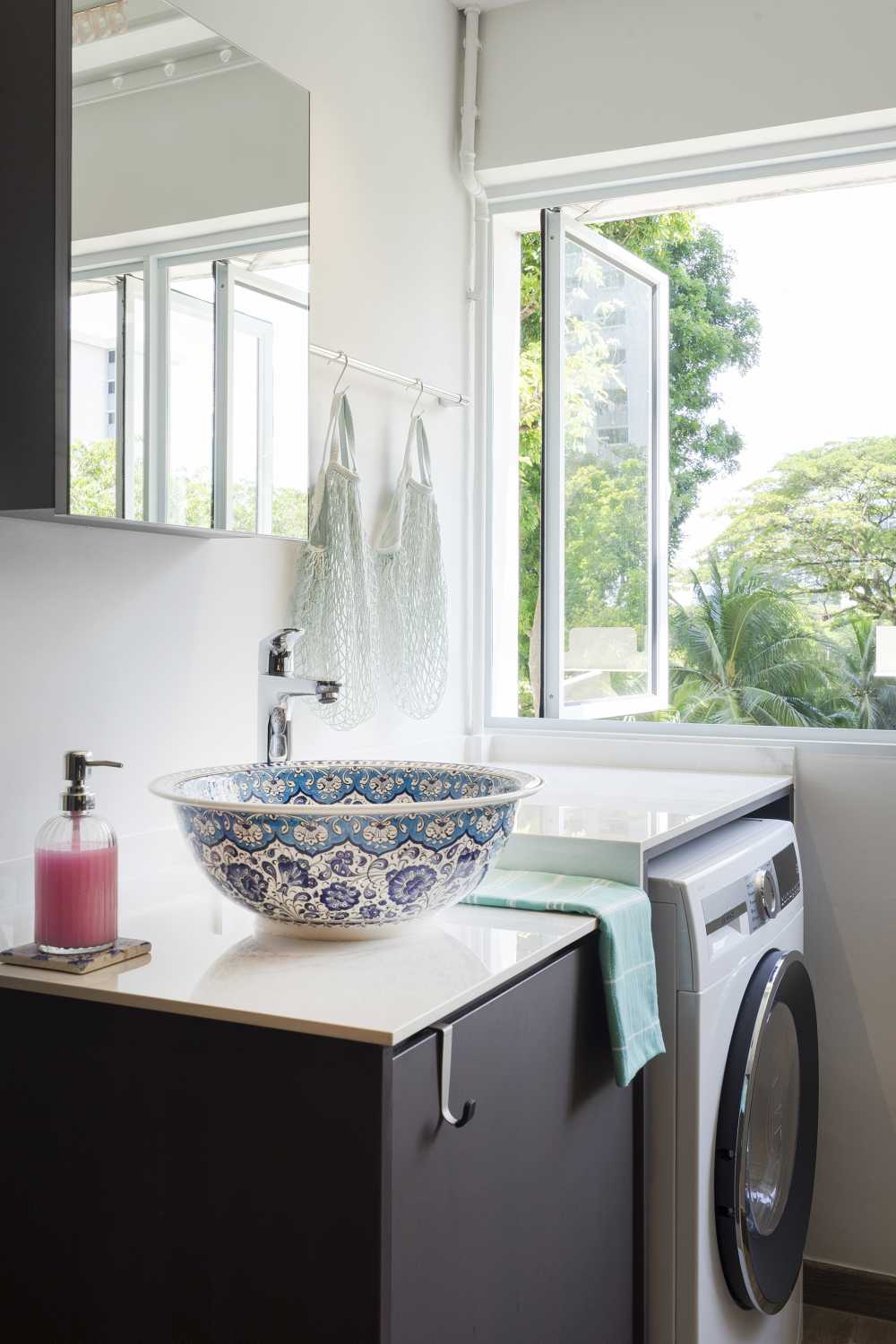 Contemporary Bathroom with Countertop and Vinyl Flooring