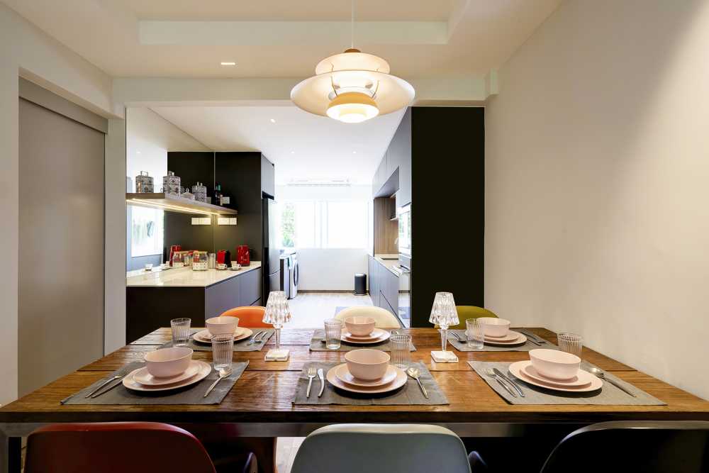 Contemporary Dining Room with Dining Table and Dining Chairs