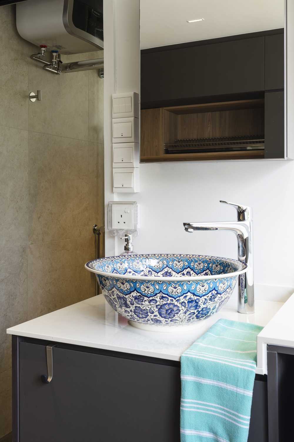 Contemporary Bathroom with Countertop and Vinyl Flooring