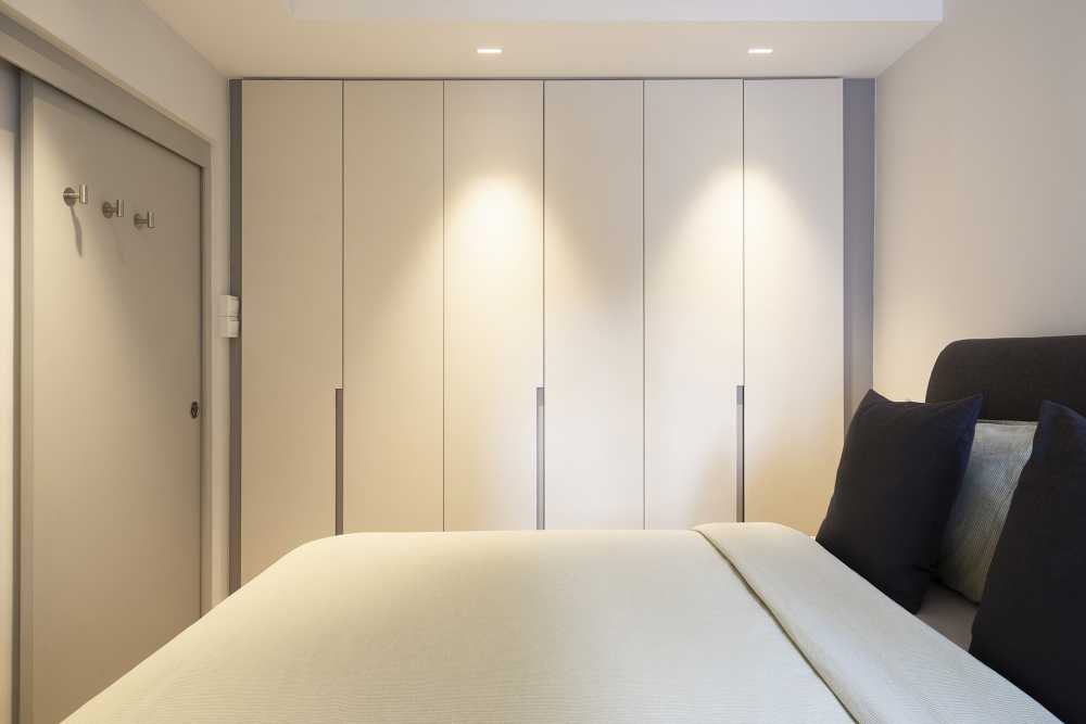 Contemporary Bedroom with Vinyl Flooring and Wardrobe