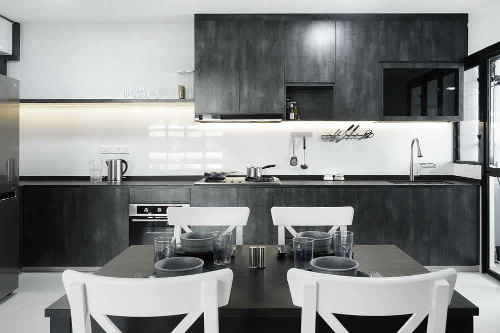 Contemporary Kitchen with Countertop and Kitchen Backsplash