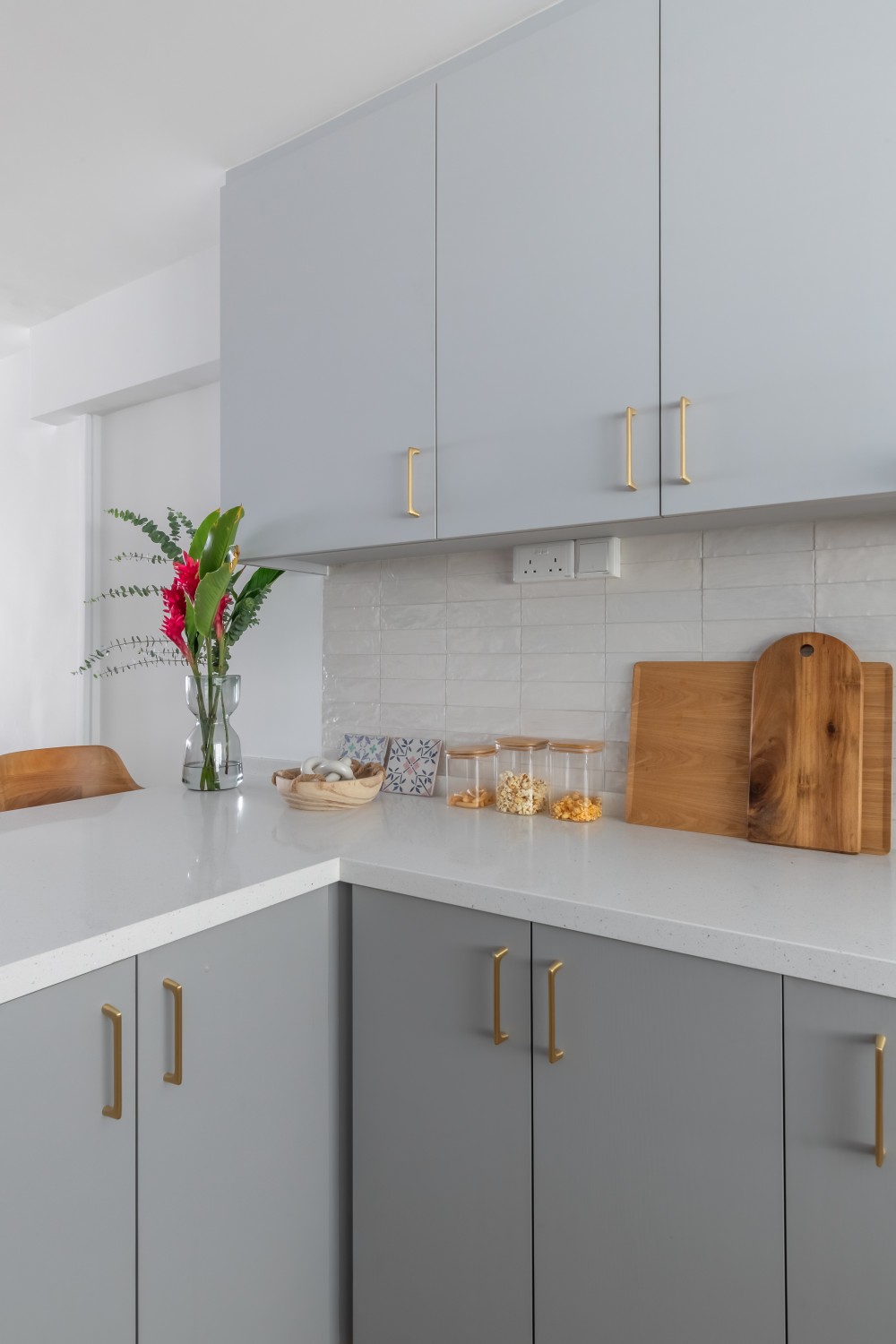 Contemporary Kitchen with Countertop and Homogeneous Tiles