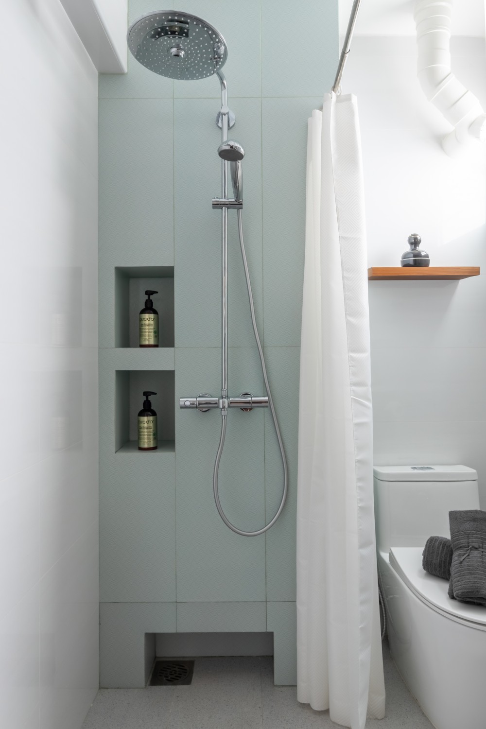 Contemporary Bathroom with Homogeneous Tiles and Rainshower