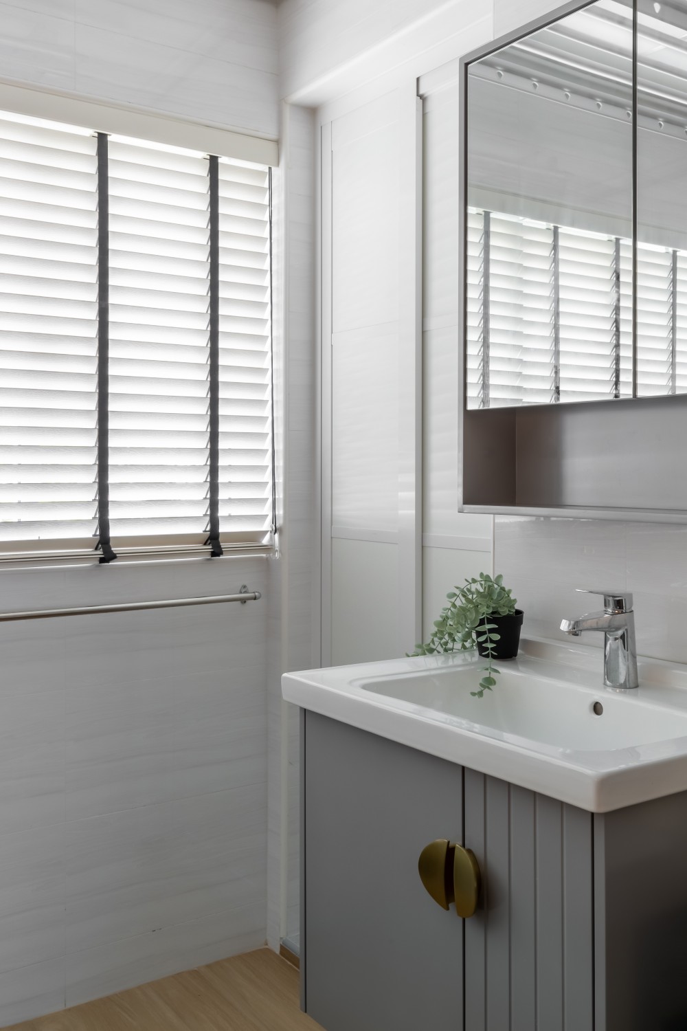 Contemporary Bathroom with Homogeneous Tiles and Mirror