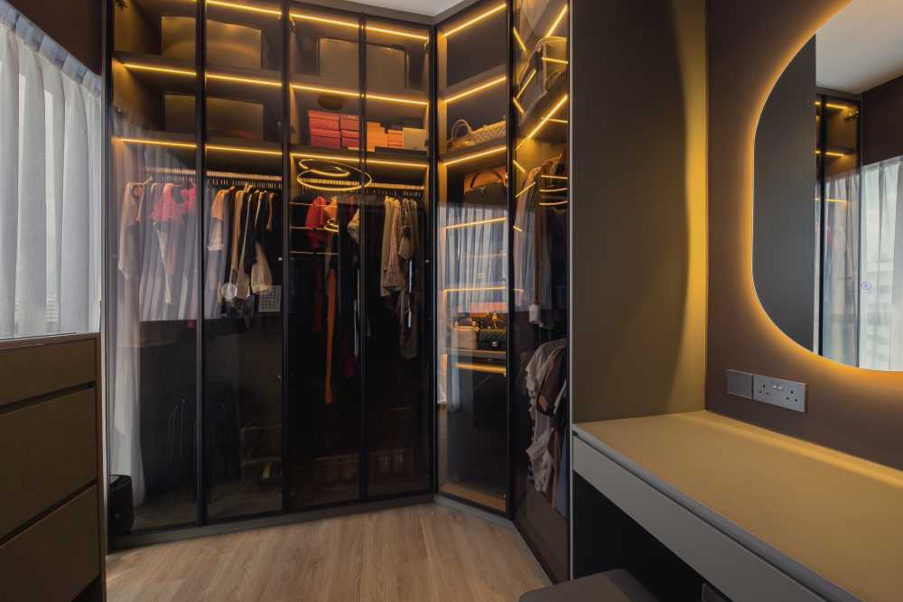 Contemporary Walk-in Wardrobe with Mirror and Wardrobe