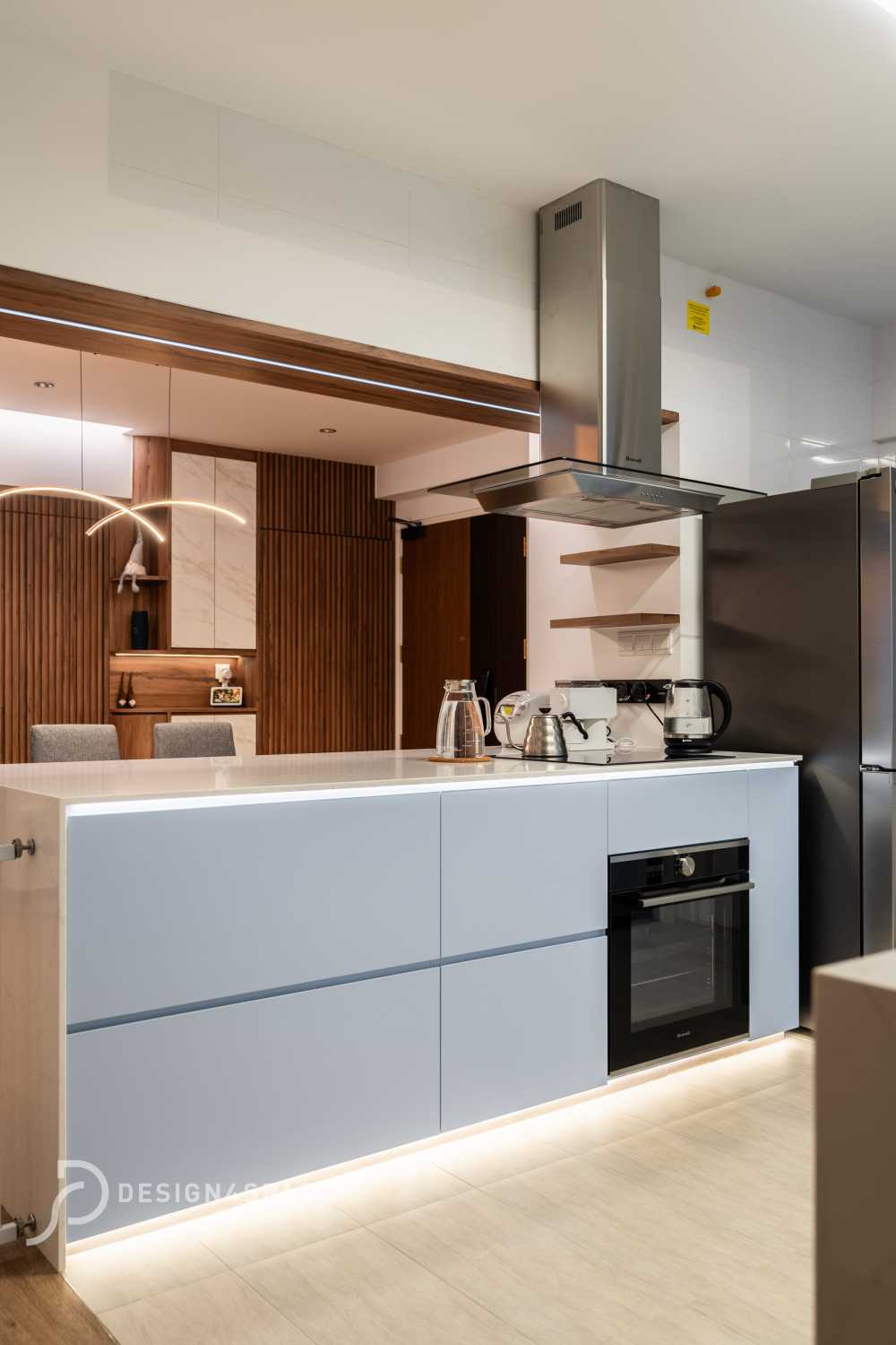 Contemporary Kitchen with Open Kitchen and Kitchen Accessories