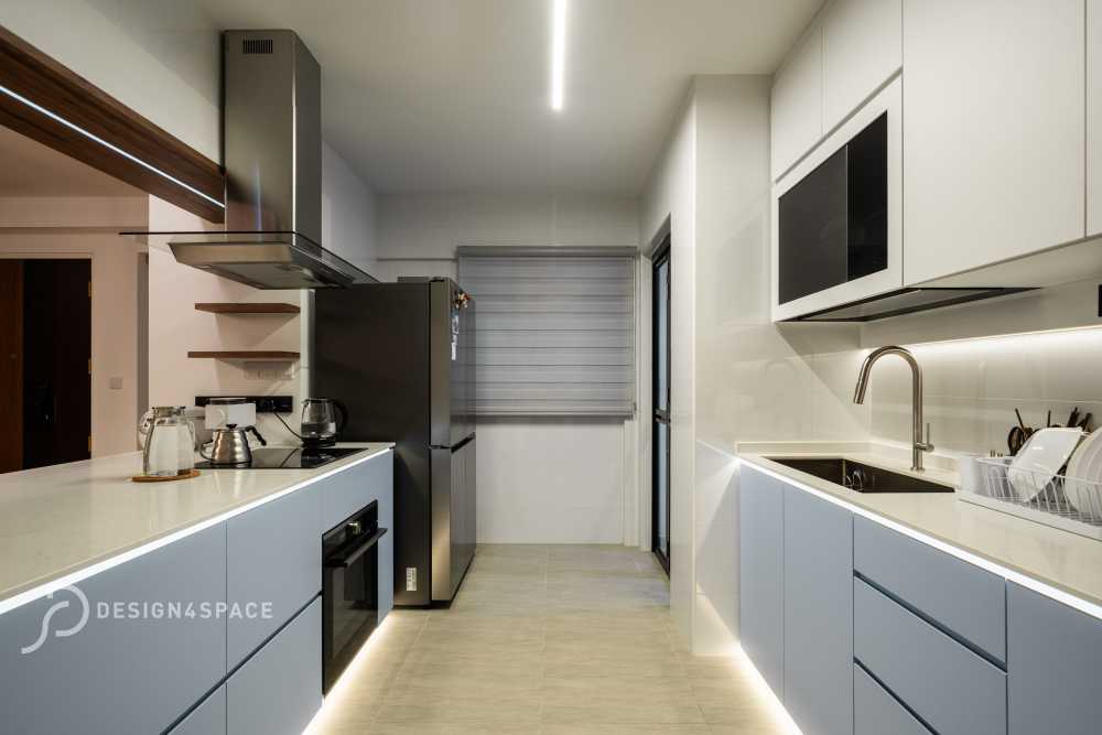 Contemporary Kitchen with Wood Flooring and Kitchen Backsplash