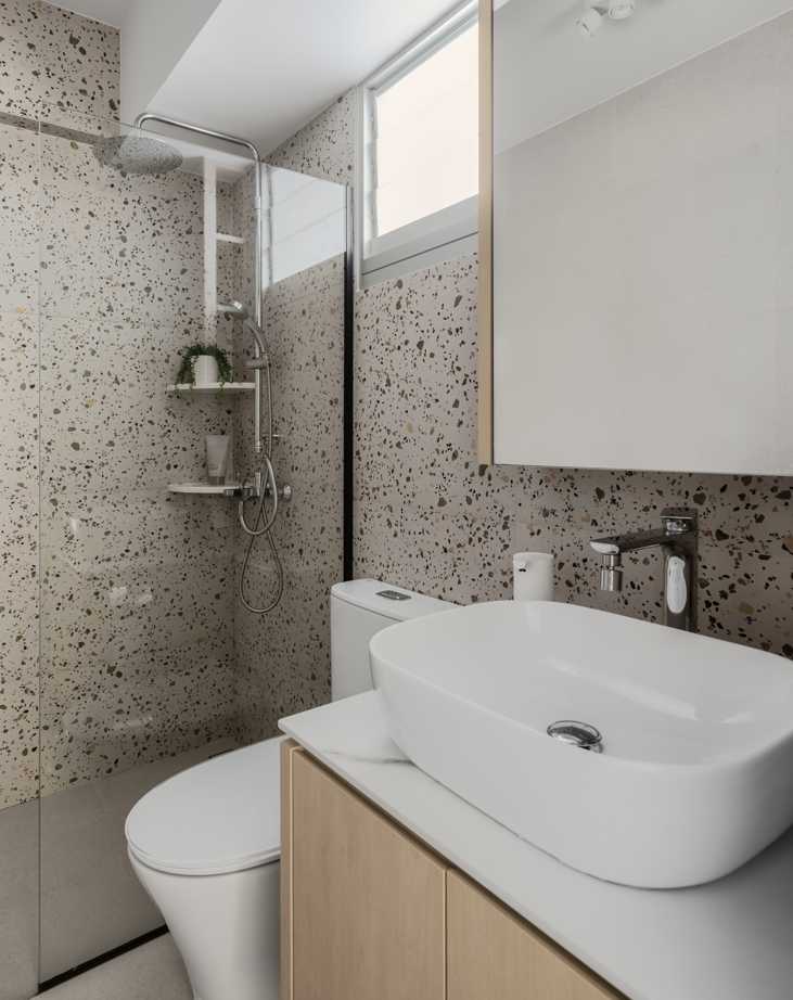 Modern Bathroom with Mirror and Bathroom Storage