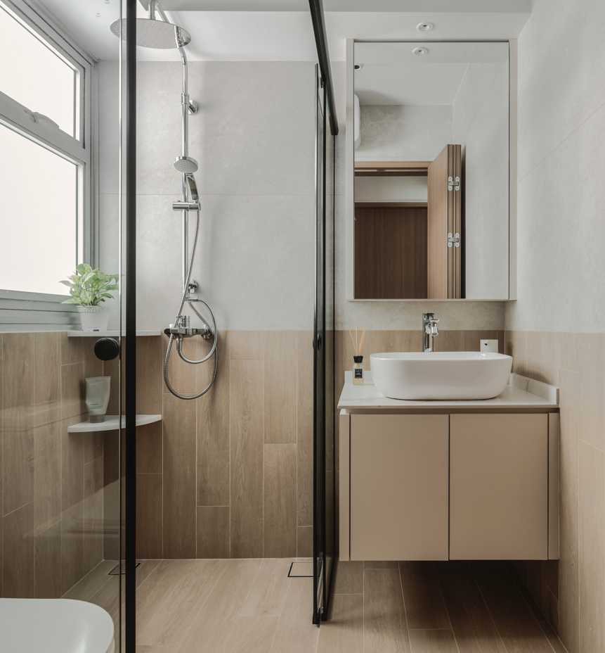 Modern Bathroom with Mirror and Bathroom Storage