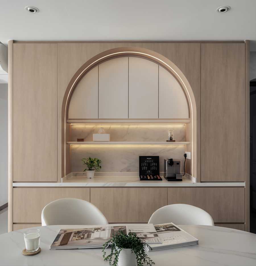 Modern Dining Room with Dining Table and Dining Chairs