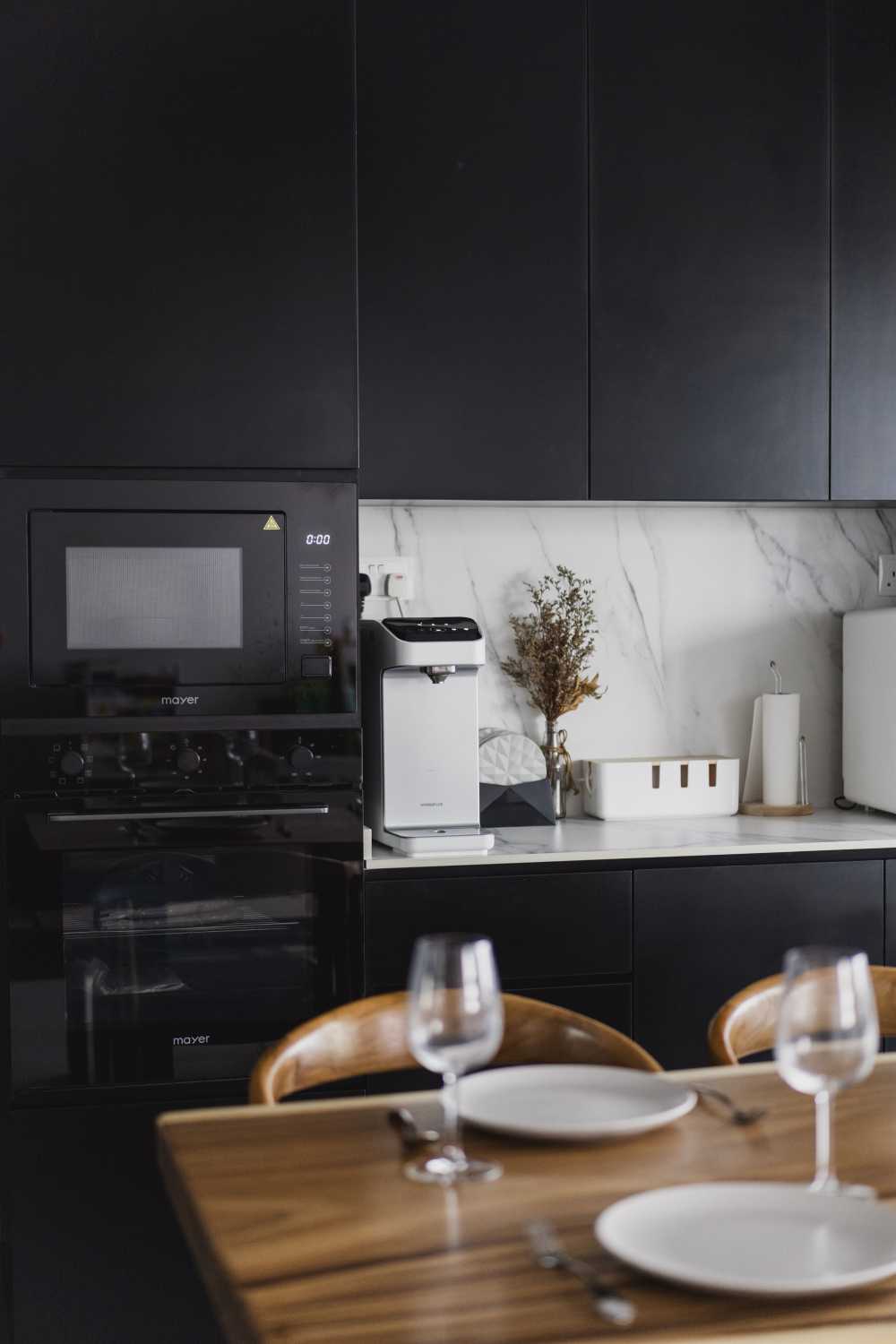 Contemporary Kitchen with Kitchen Backsplash and Dining Table