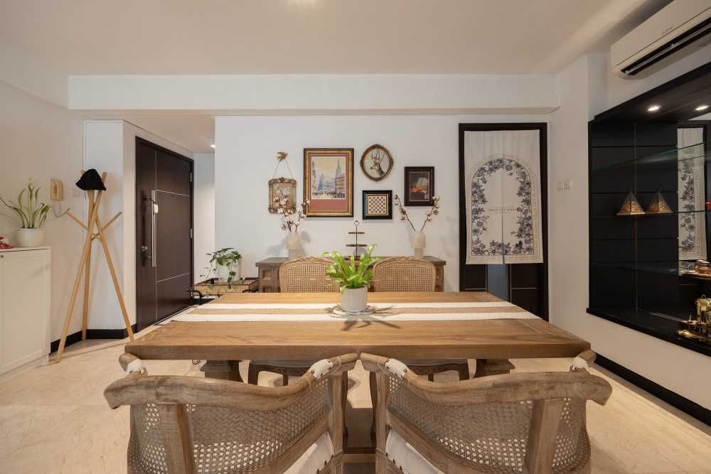 Transitional Dining Room with Dining Table and Dining Chairs