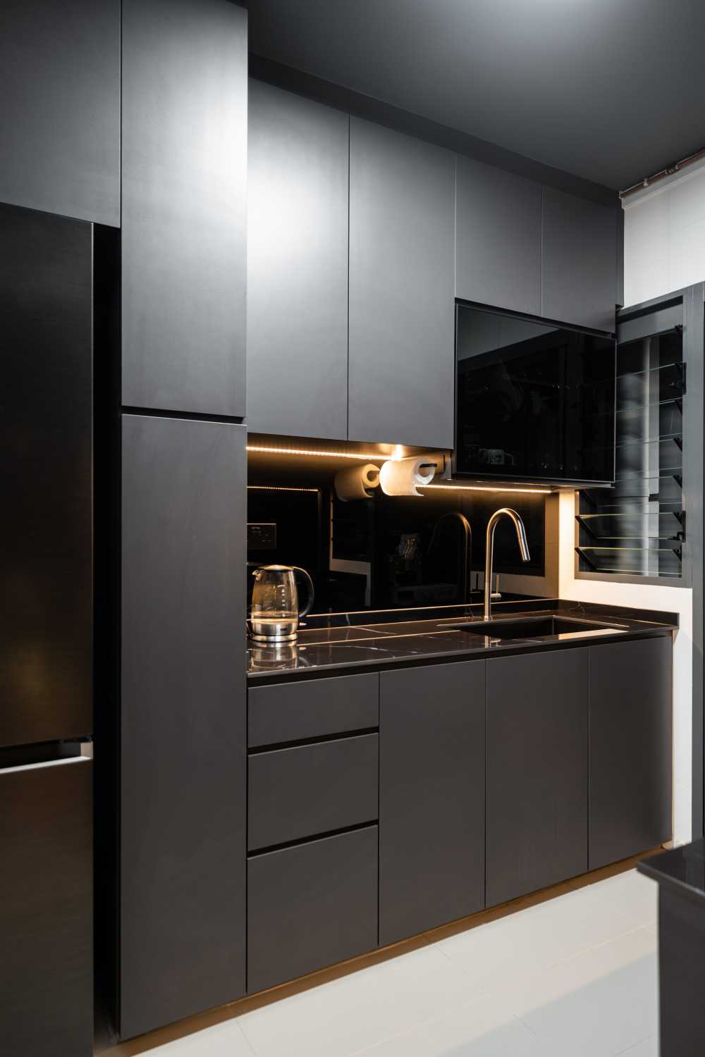 Industrial Kitchen with Homogeneous Tiles and Open Kitchen