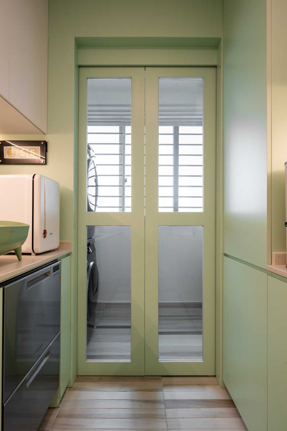 Modern Kitchen with Wood Flooring and Kitchen Window