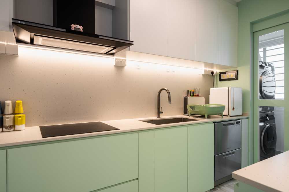 Modern Kitchen with Open Kitchen and Kitchen Accessories