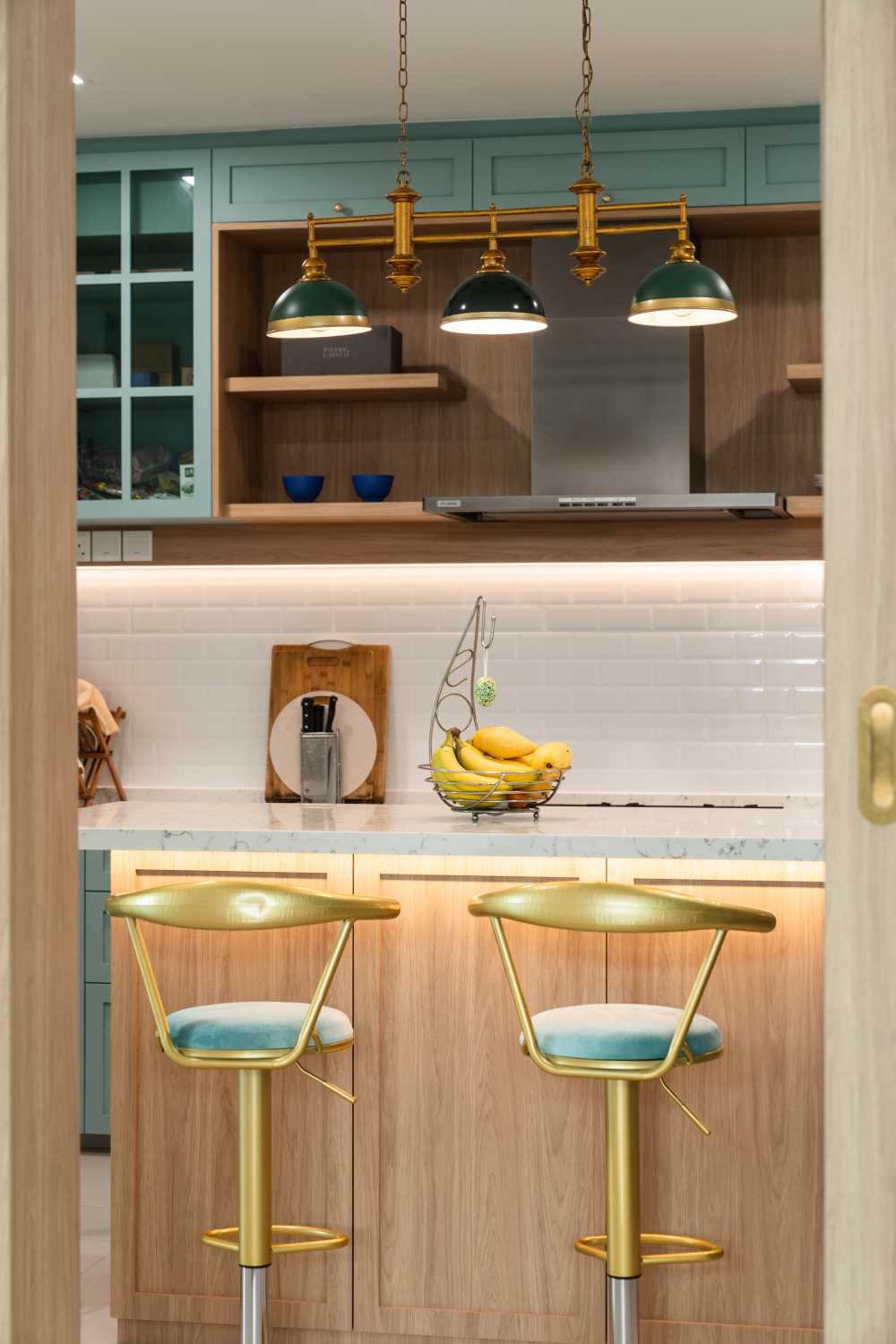 Modern Kitchen with Vinyl Flooring and Homogeneous Tiles