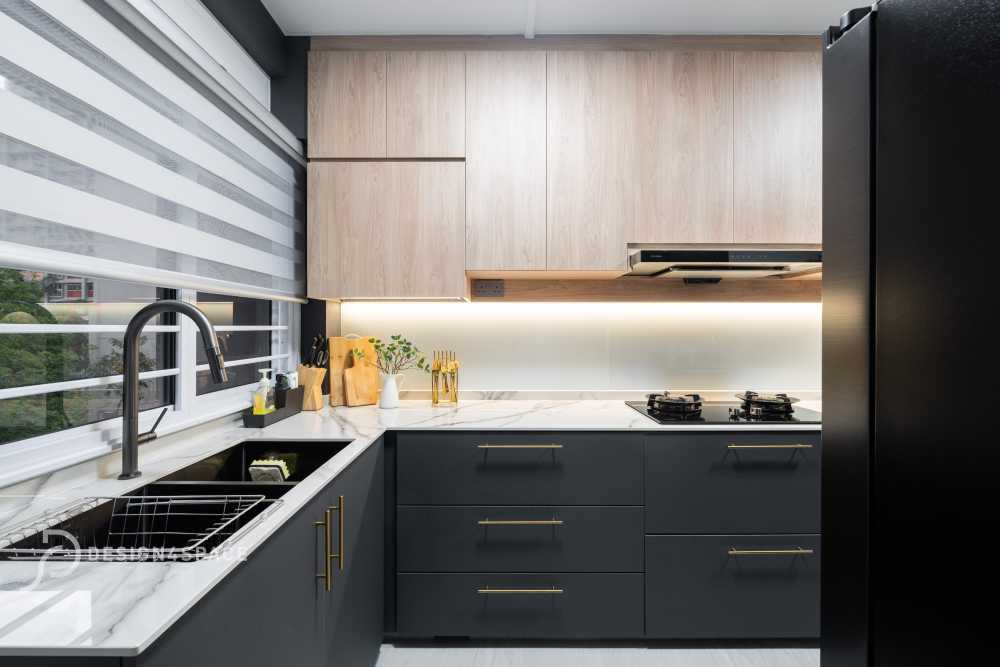 Contemporary Kitchen with Homogeneous Tiles and Parquet Floor