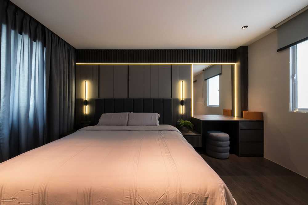 Contemporary Bedroom with Queen Bed and Bed