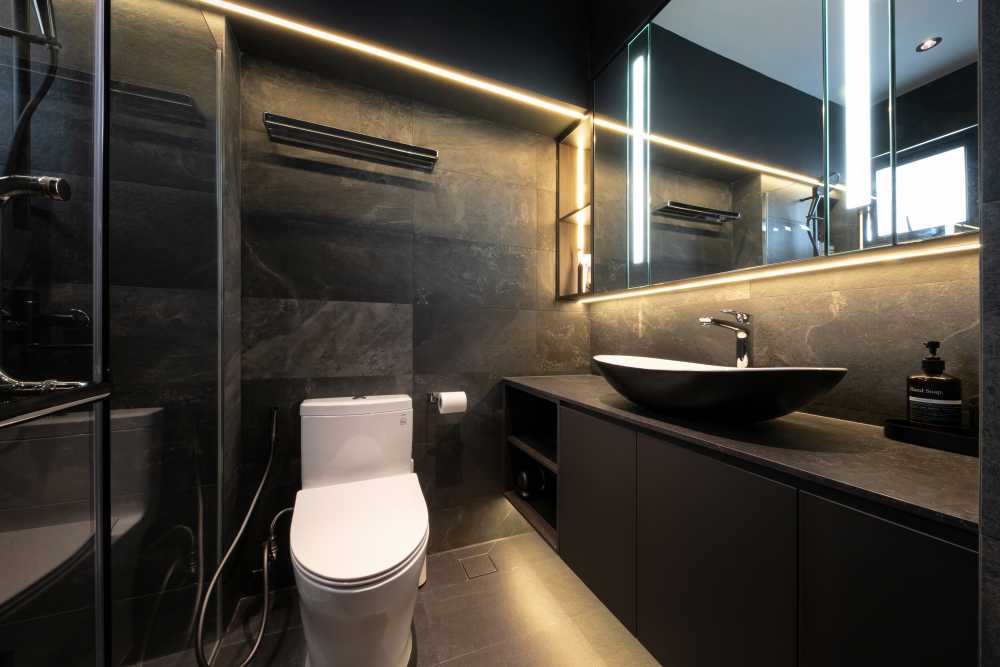 Contemporary Bathroom with Mirror and Bathroom Storage