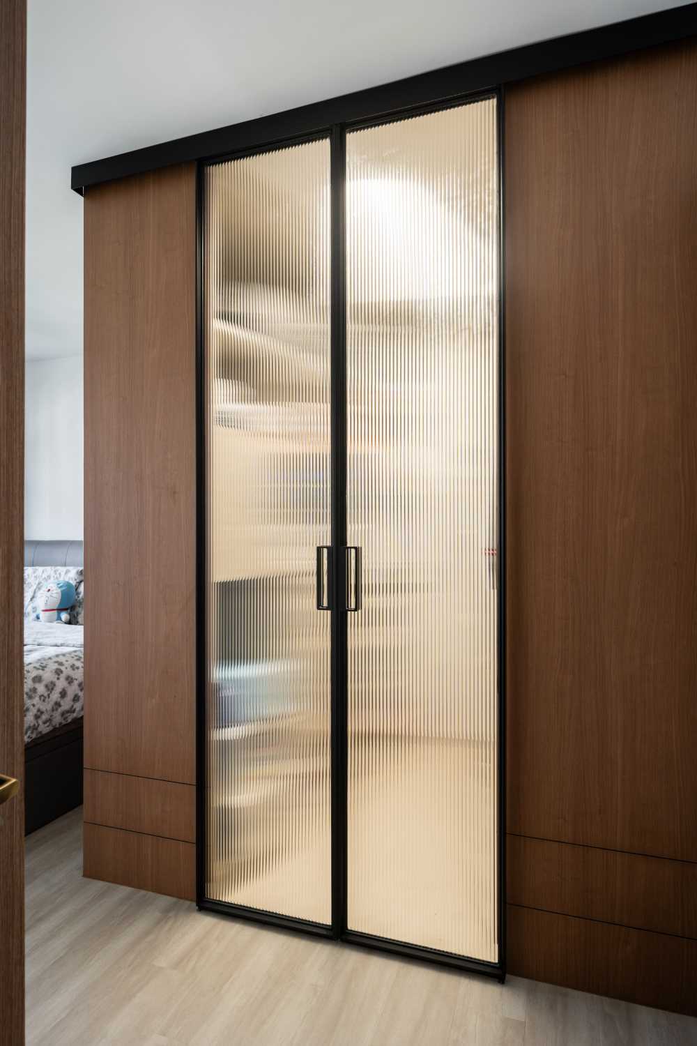 Scandinavian Walk-in Wardrobe with Mirror and Wardrobe