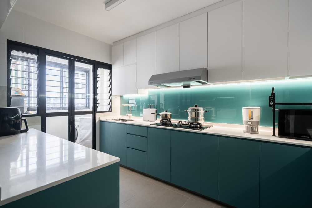 Scandinavian Kitchen with Open Kitchen and Kitchen Backsplash
