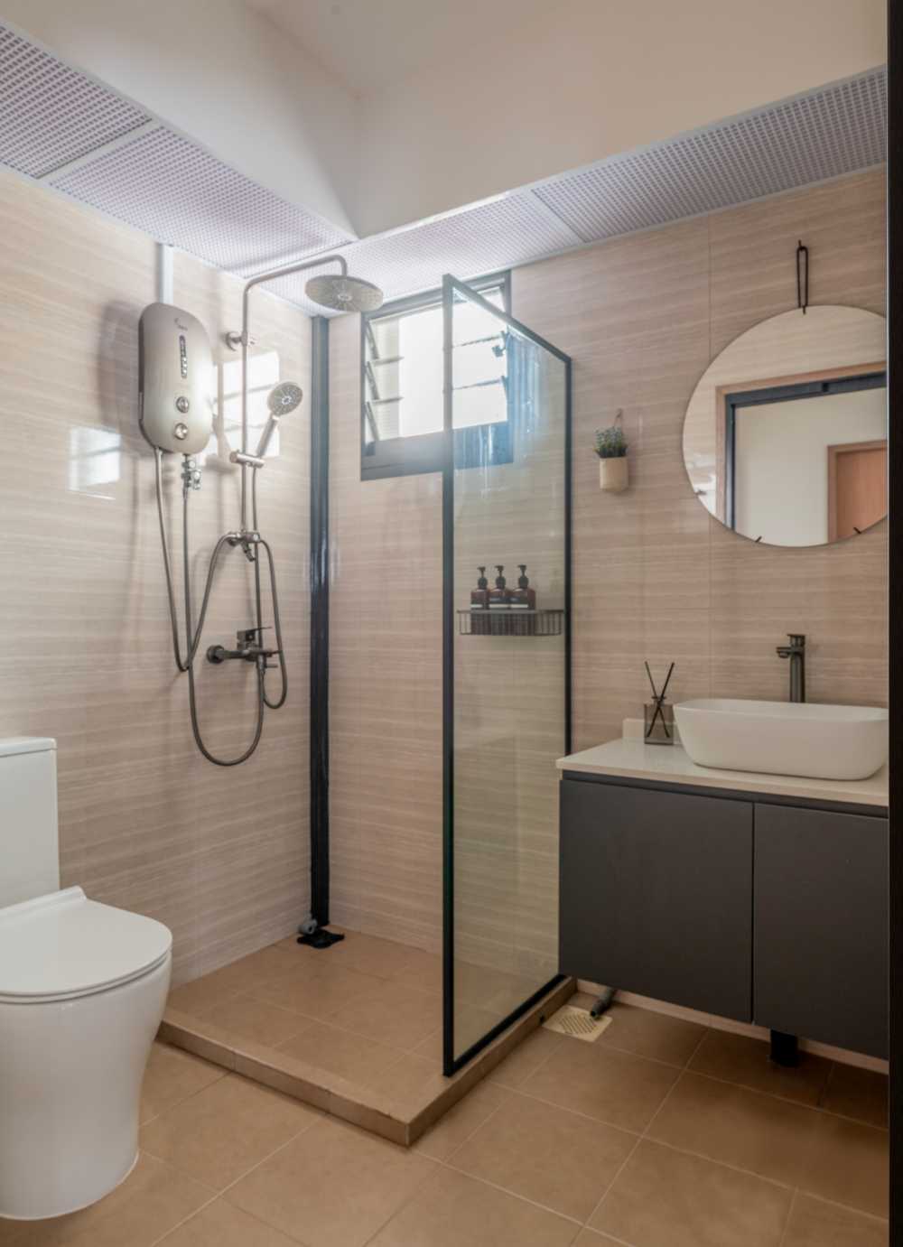 Modern Bathroom with Mirror and Bathroom Storage