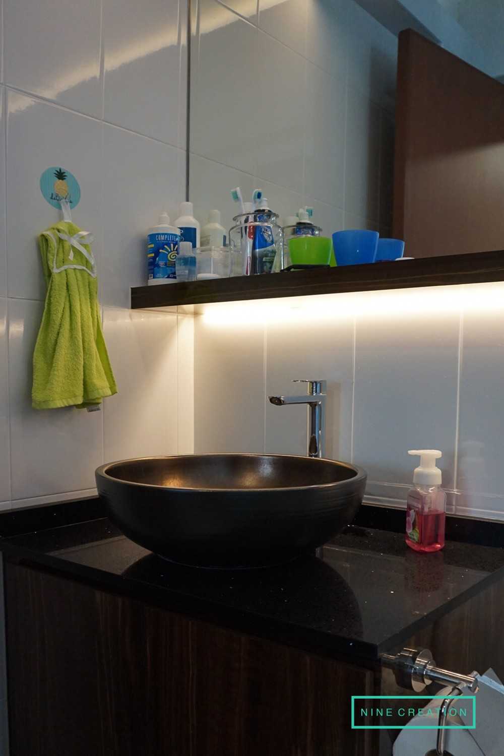 Contemporary Bathroom with Mirror and Vanity Counter