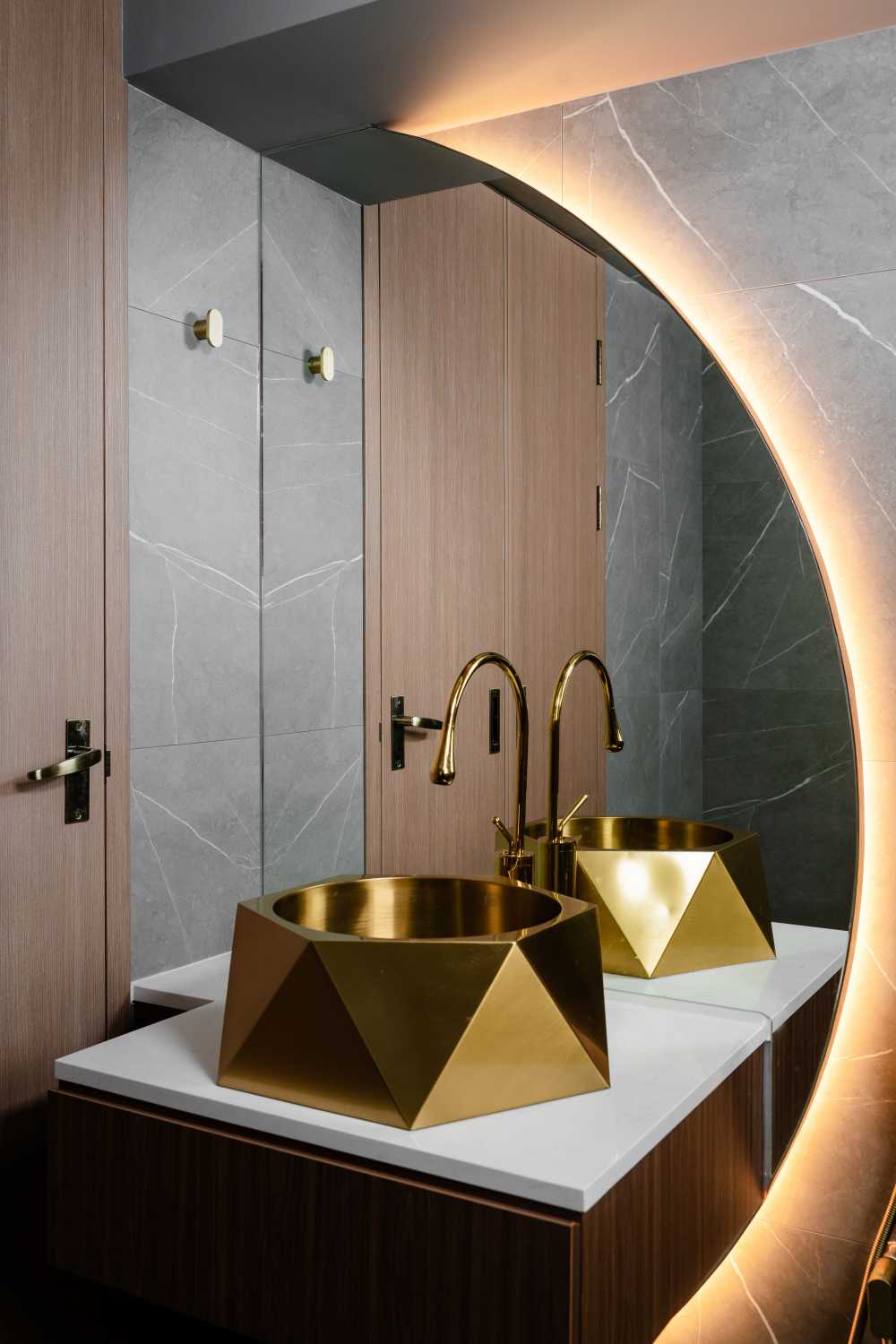 Contemporary Bathroom with Mirror and Bathroom Storage