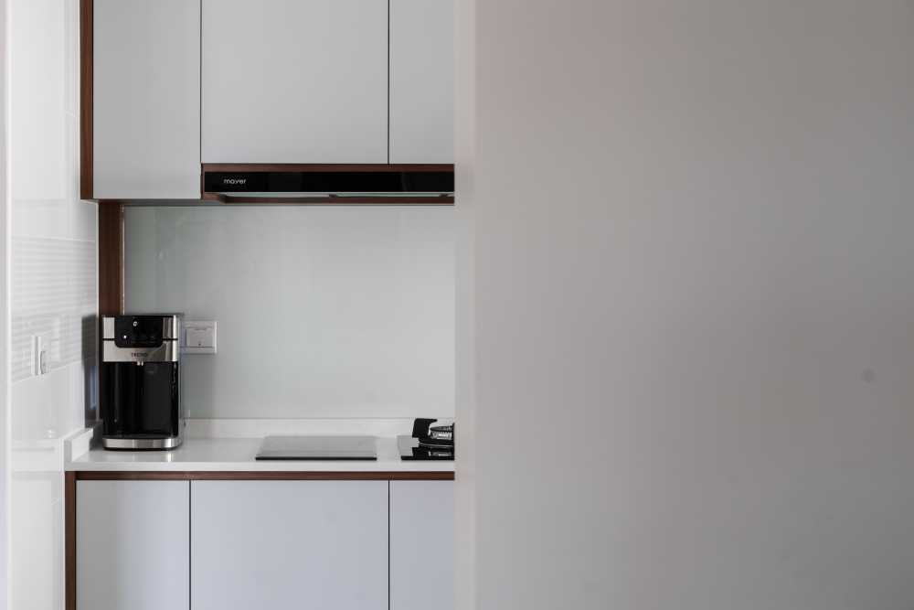 Contemporary Kitchen with Cupboard and Open Kitchen
